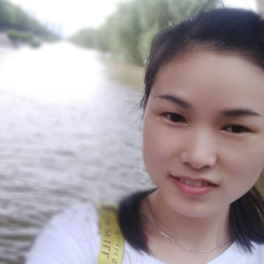 艾简洁的照片