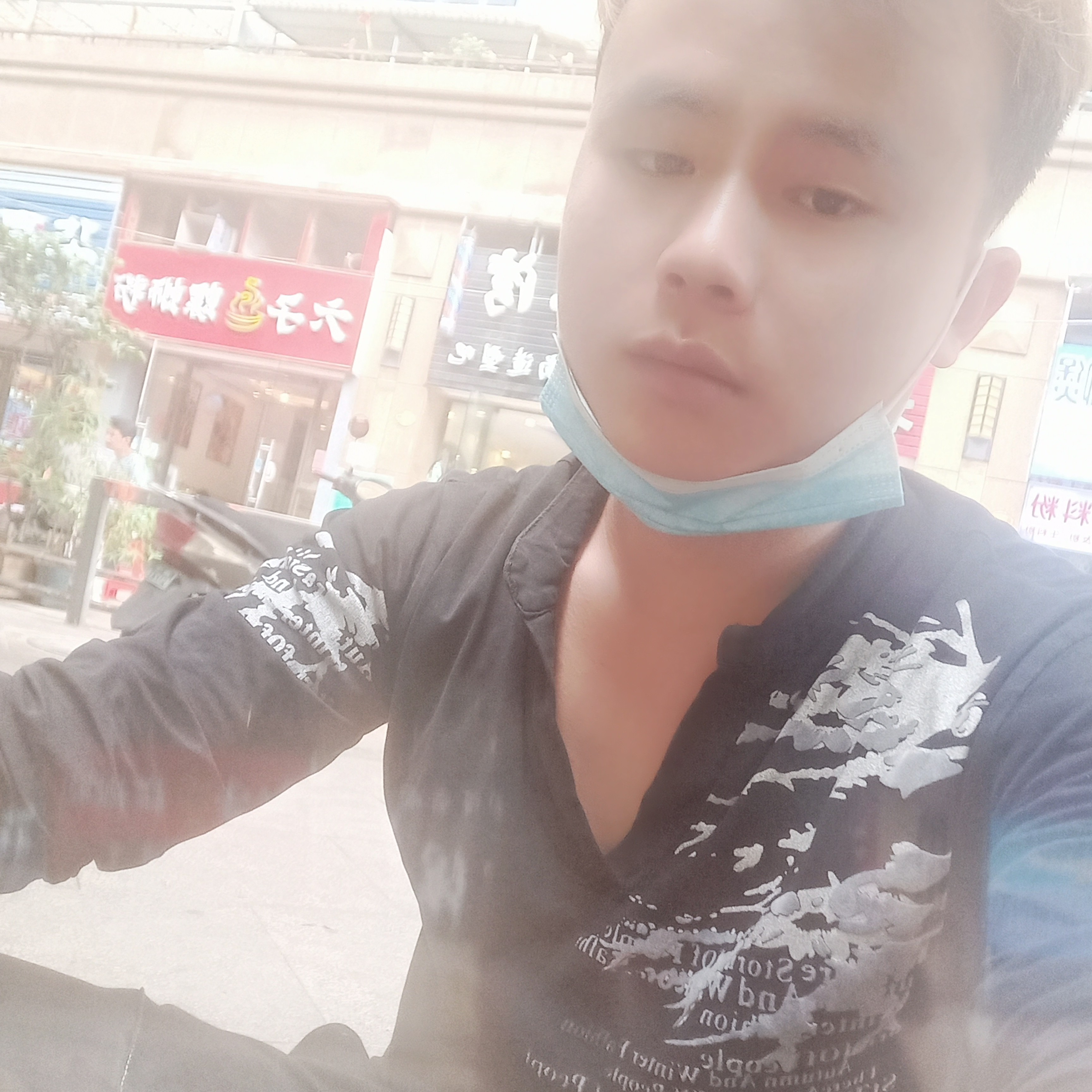 无聊演变黑裤的照片