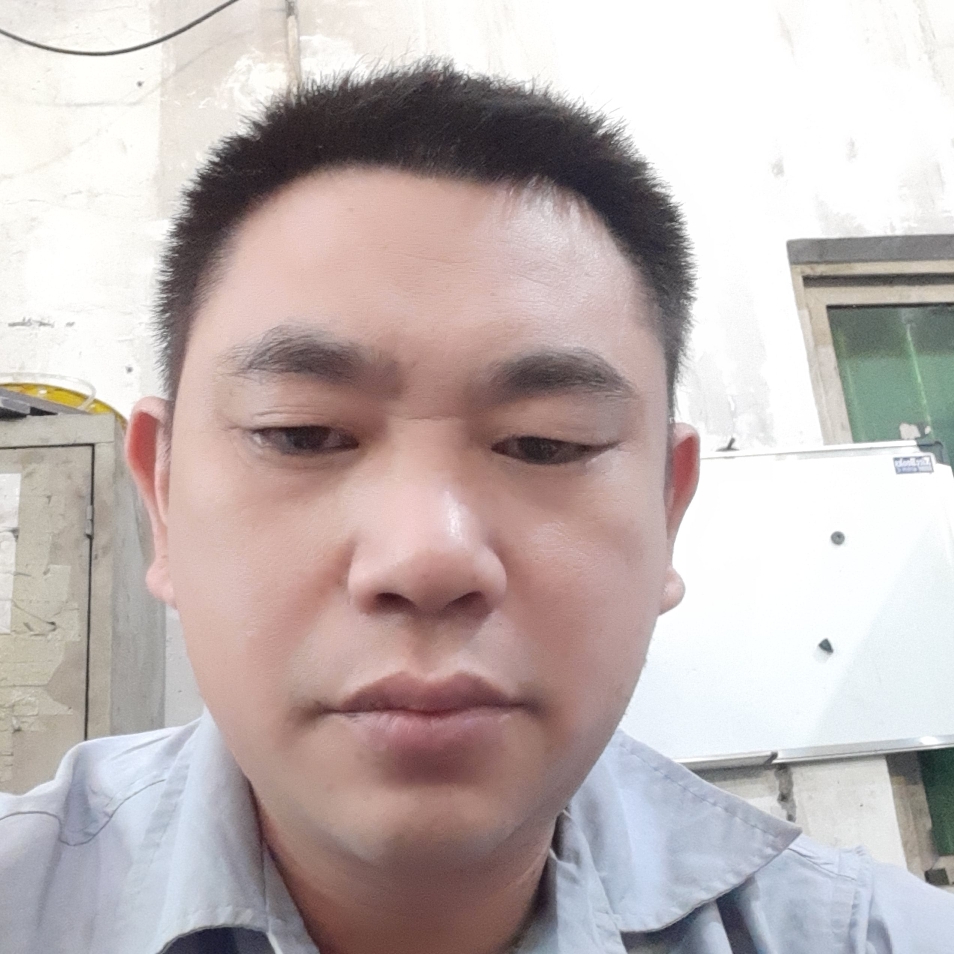 欢呼等待云朵的照片
