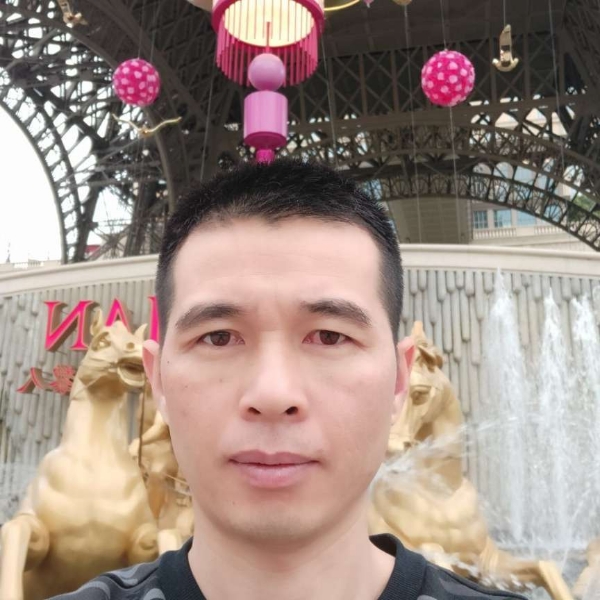 冷酷蹙眉暖光的照片