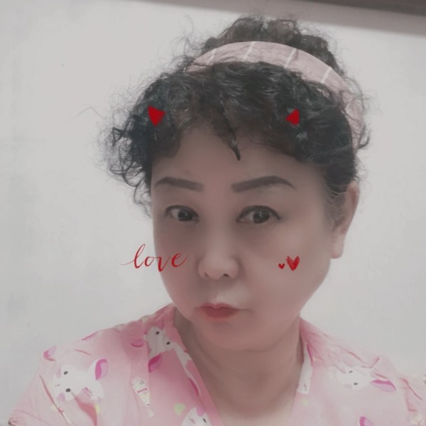 喜悦拿柜子的照片