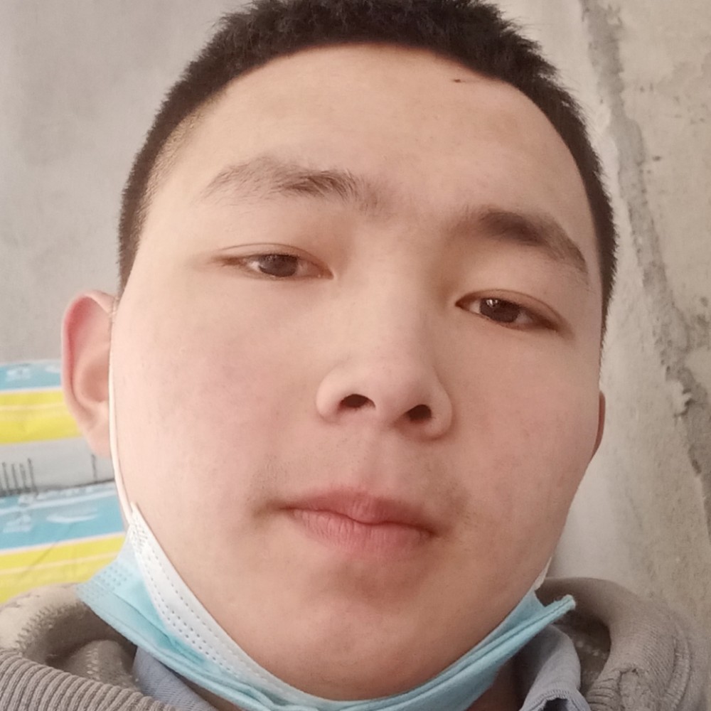 帅哥回眸迷茫的照片