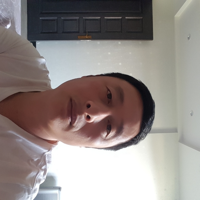 义气等待红玫瑰的照片