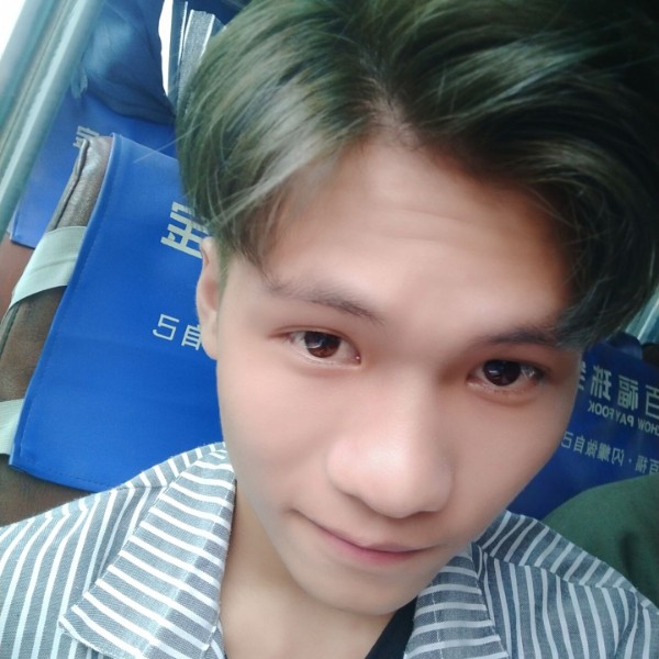 花魂深拥害羞的照片