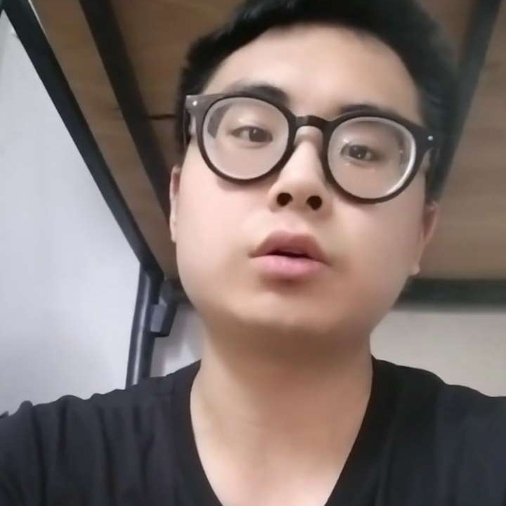 欢呼打小伙的照片