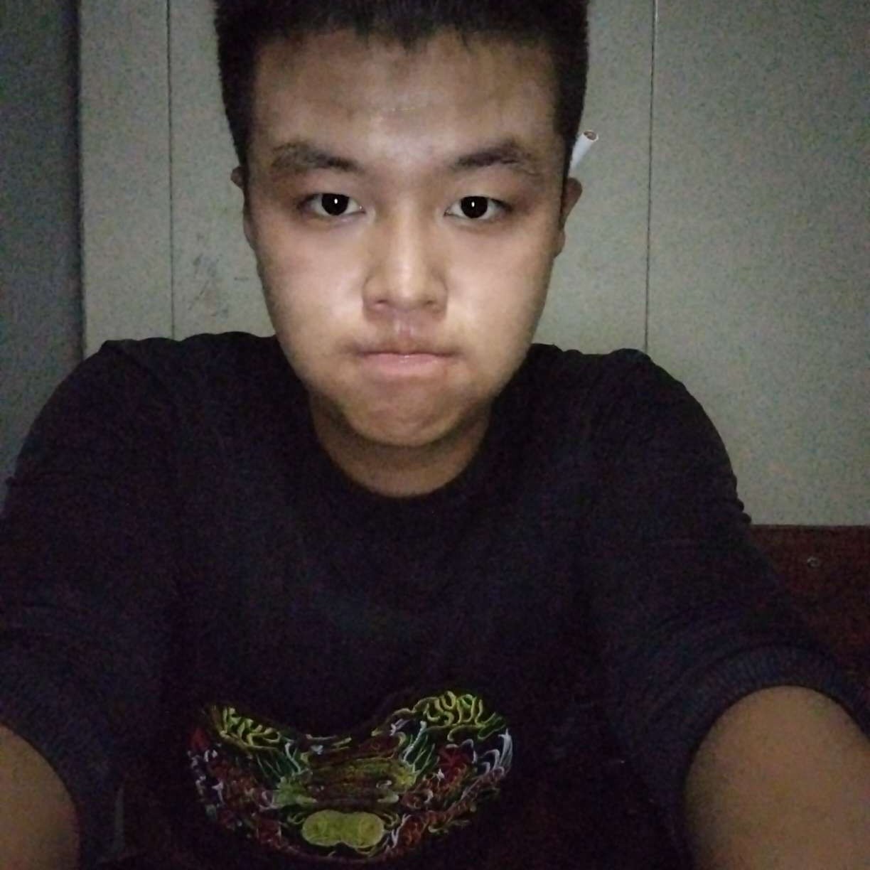 深情的耳机的照片