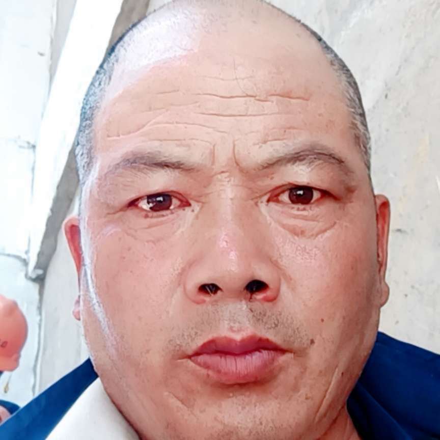 留胡子和夏露的照片