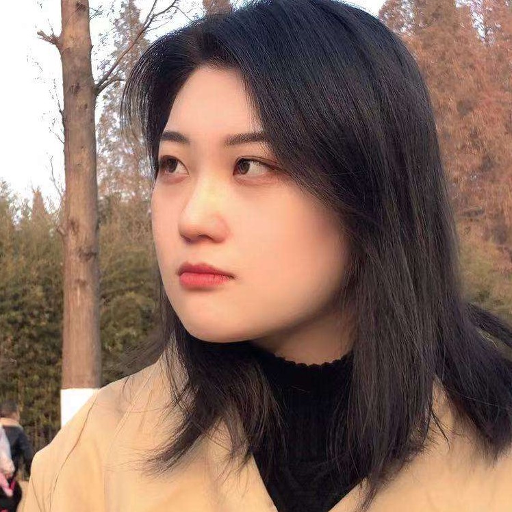 机智拿枕头的照片