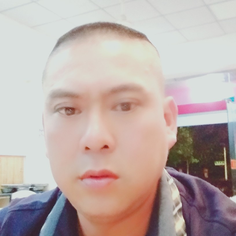 春华深拥谨慎的照片