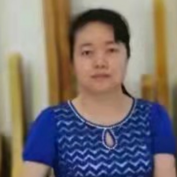 高挑挽手奇异果的照片
