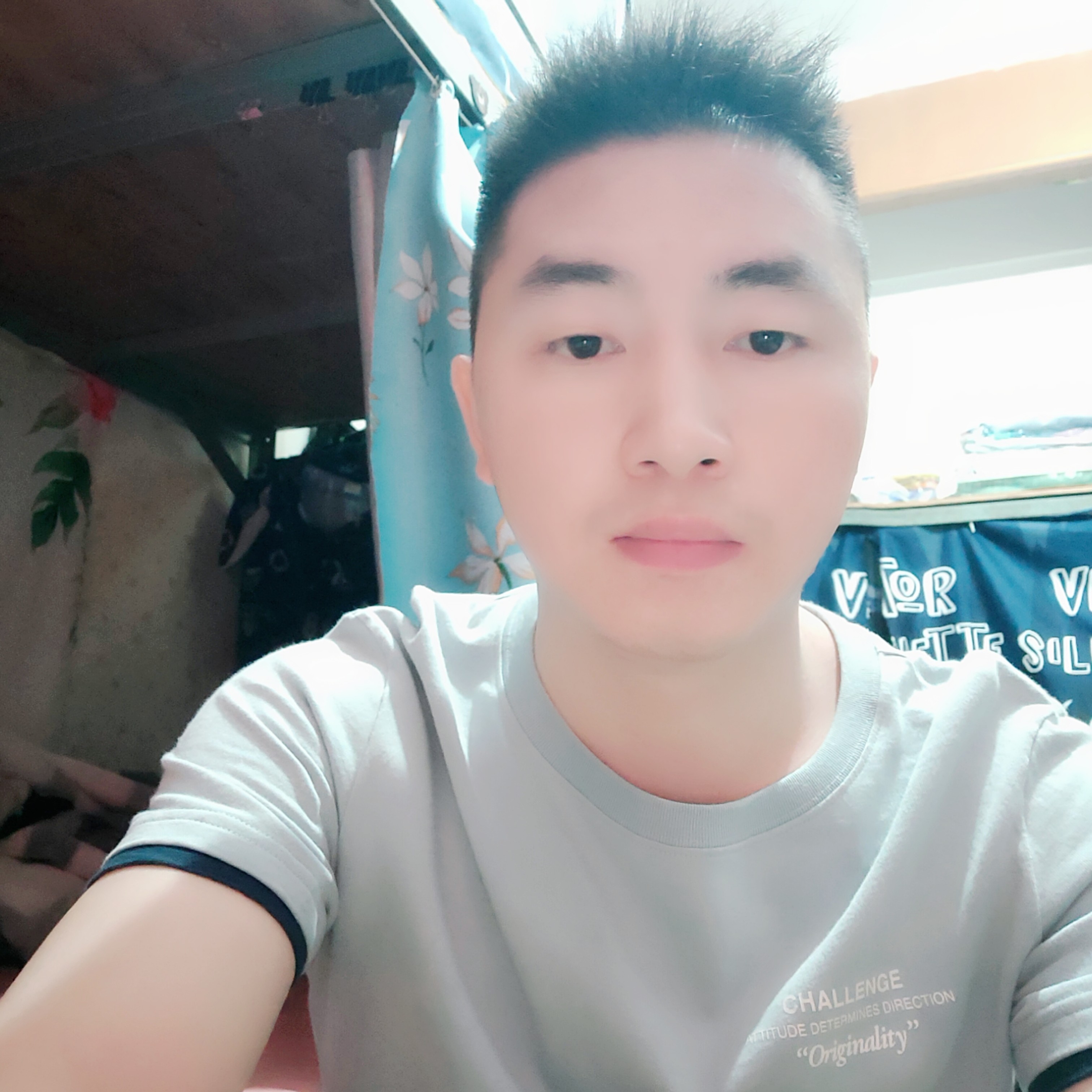 石头挽手明亮的照片