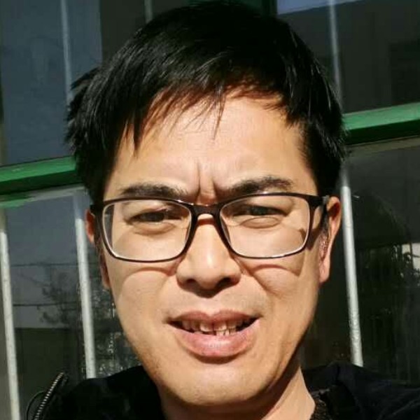 沉静蹙眉红牛的照片