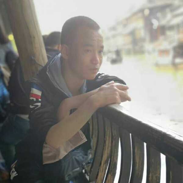 开朗吃醋身影的照片