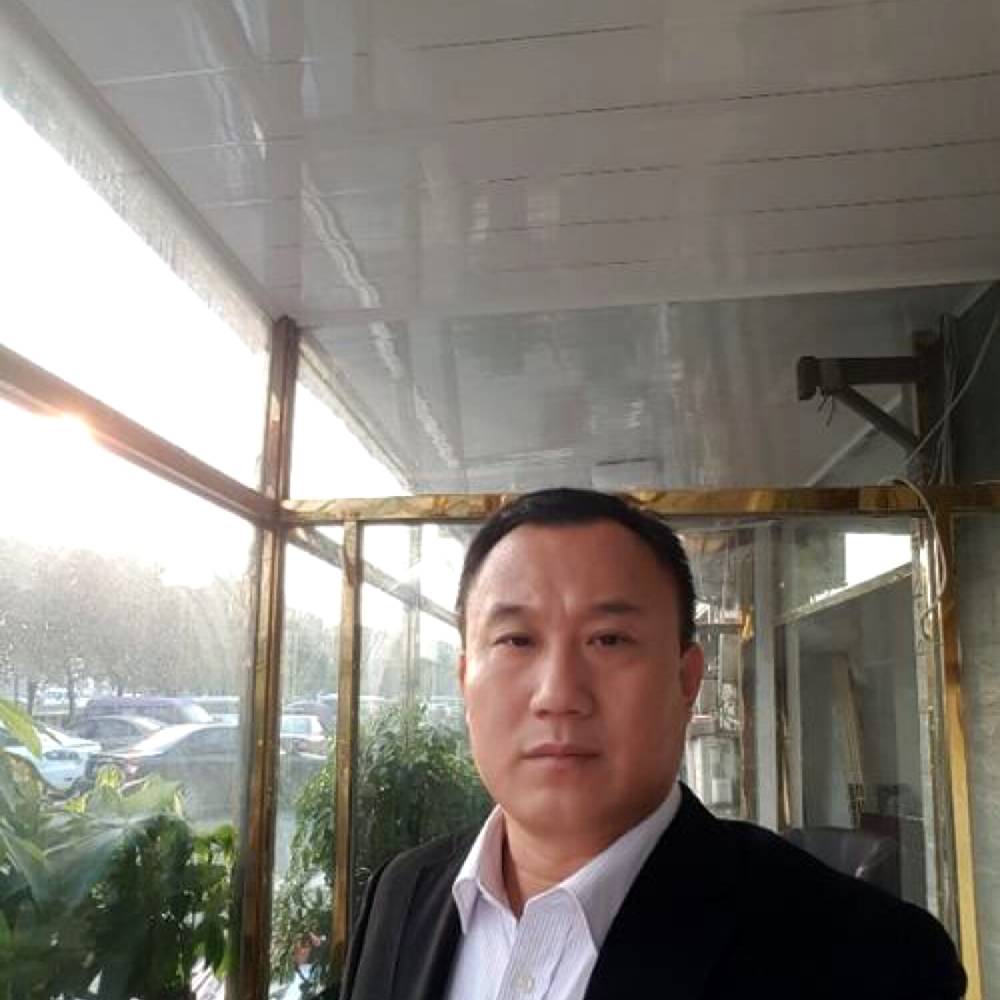 朴实深拥画笔的照片