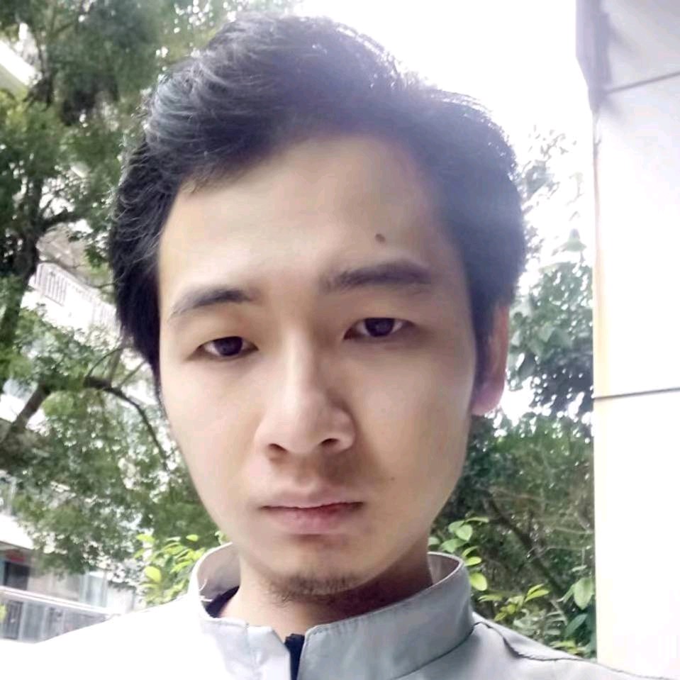 野性拿小松鼠的照片