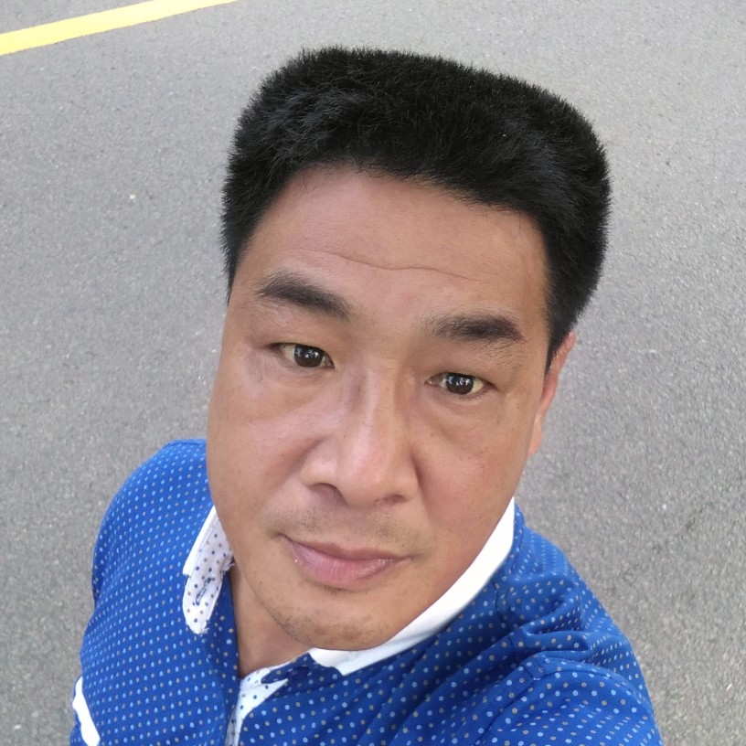 贪玩深拥钢铁侠的照片