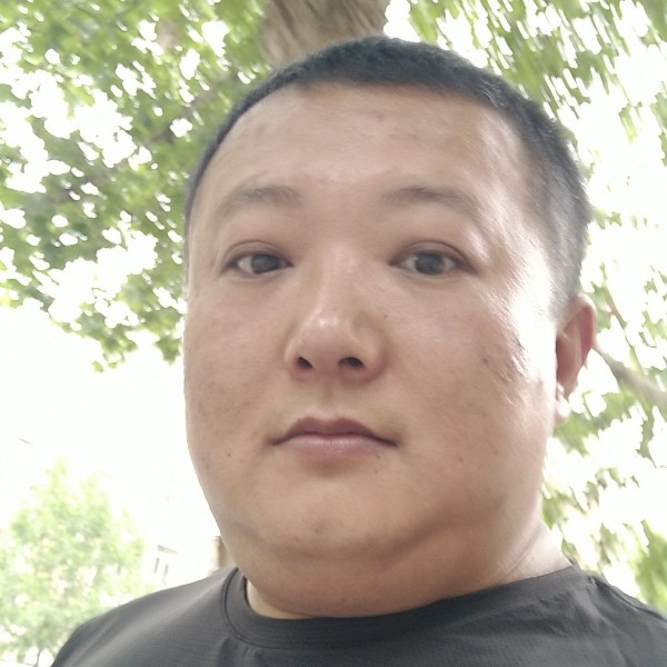 春天漫步的孤單的照片