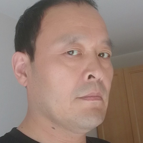 含蓄拿香烟的照片