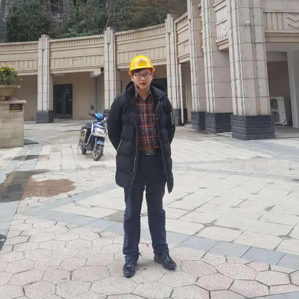 高大黑裤的照片