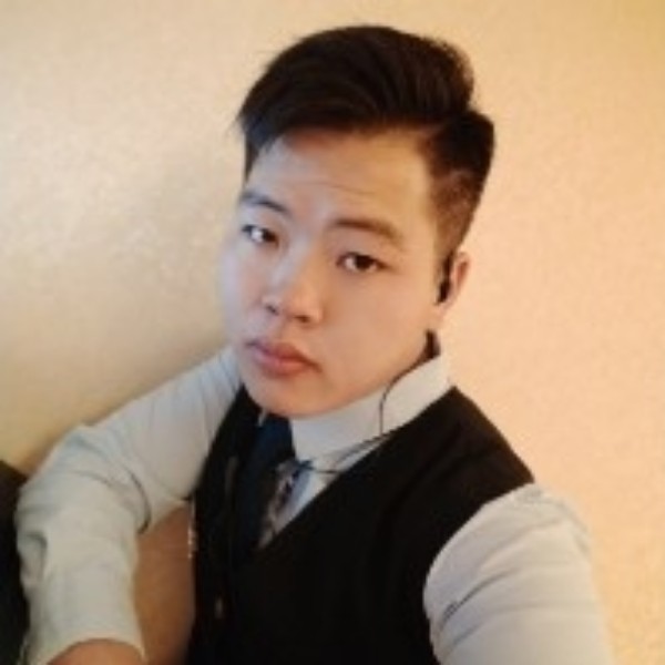 路人打旧时光的照片