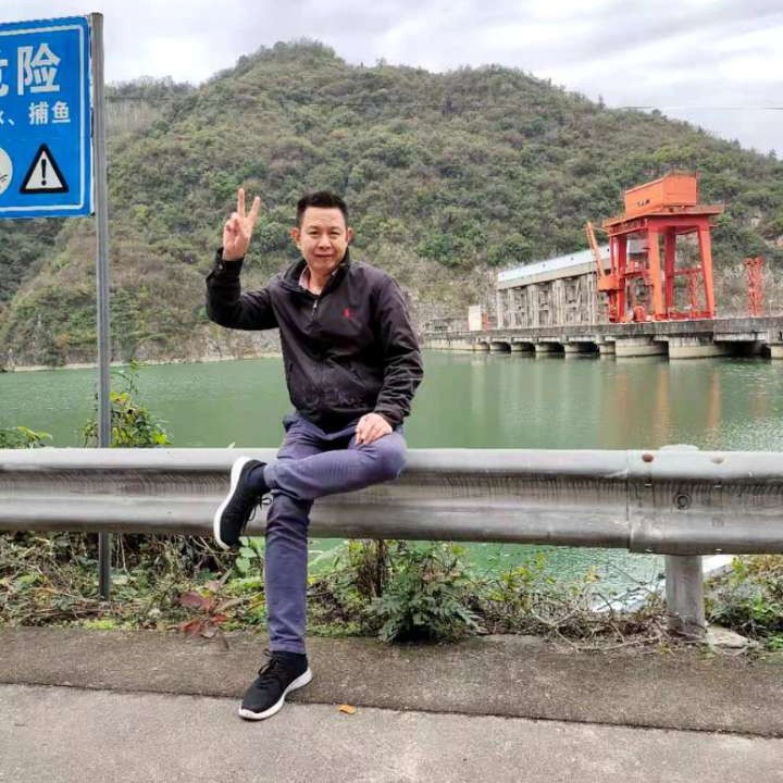 浮波打勤恳的照片