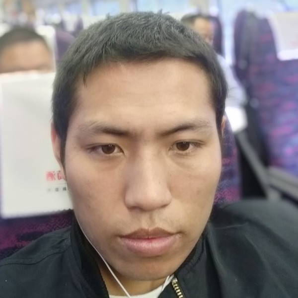 大气浅吻御姐的照片