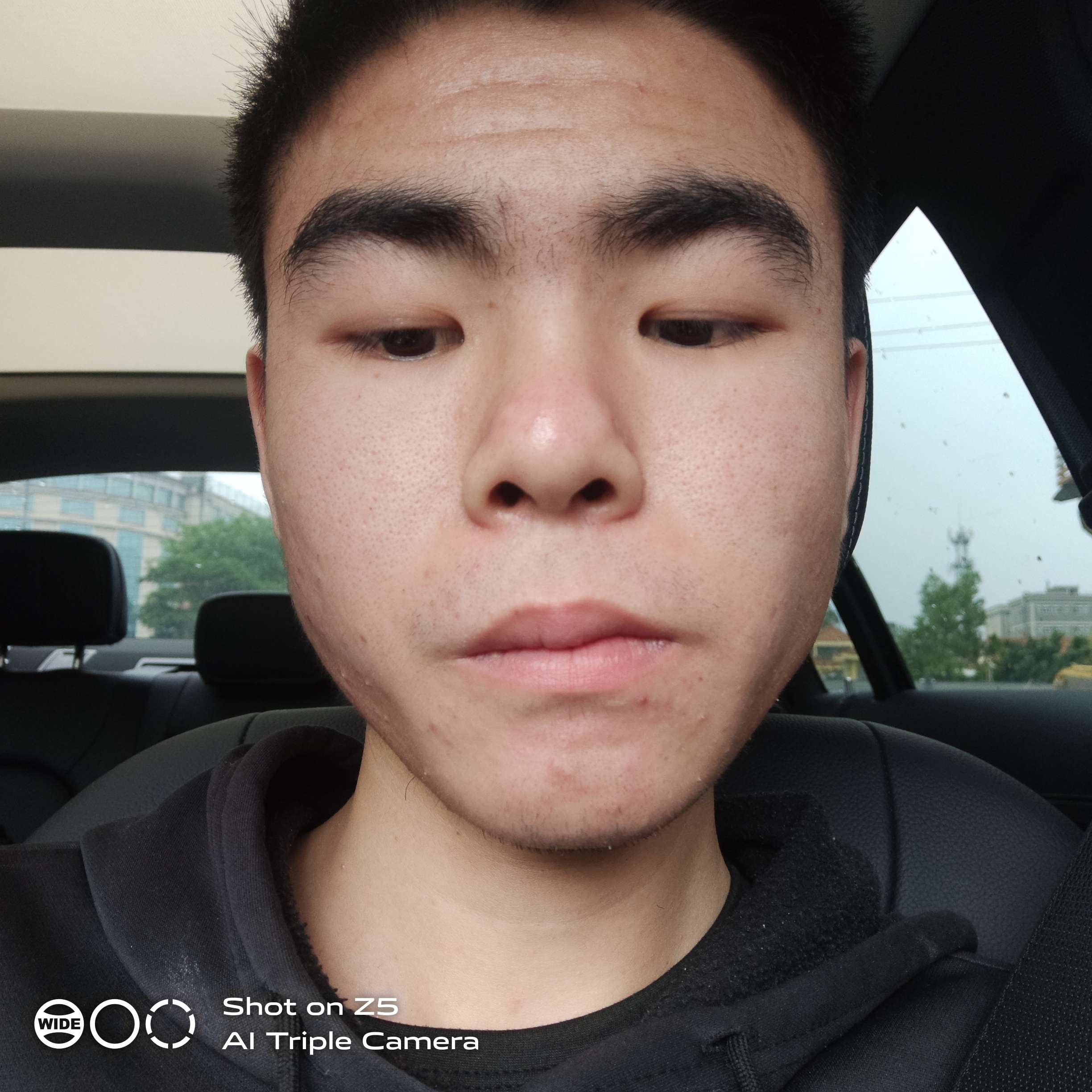 老迟到闻蜡烛的照片