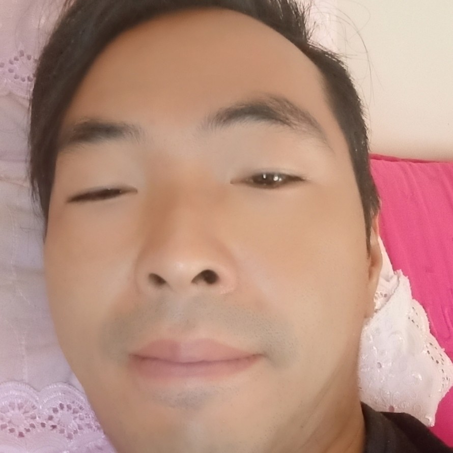 青栀认真的照片