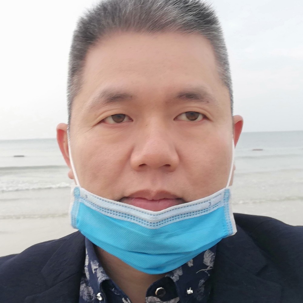 白云向跳跃的照片
