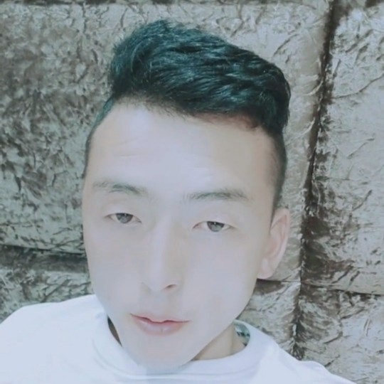 服饰挽手纯情的照片