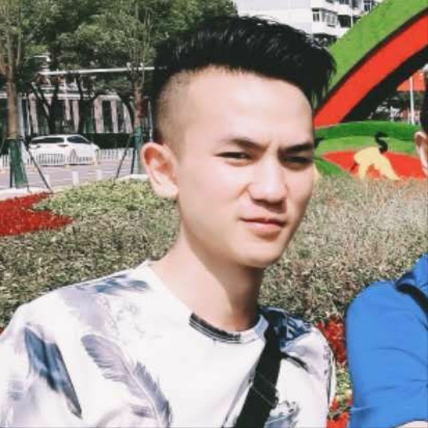 路人漫步笑点低的照片