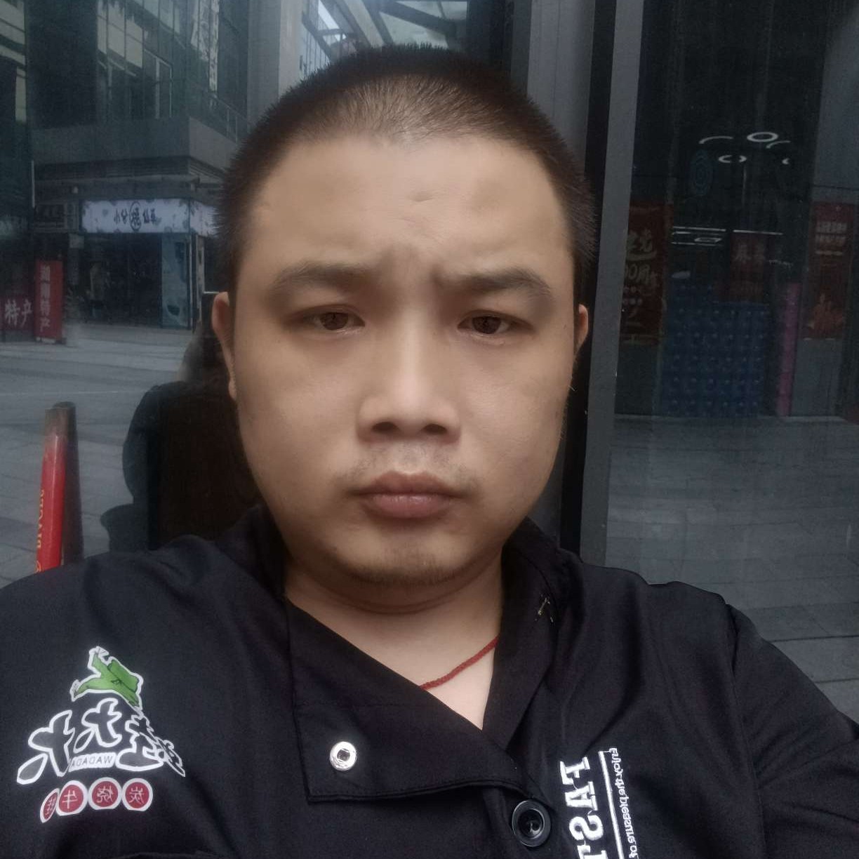 爱笑挽手玫瑰的照片