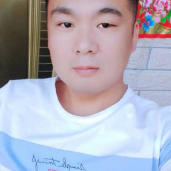 迅速深拥河马的照片