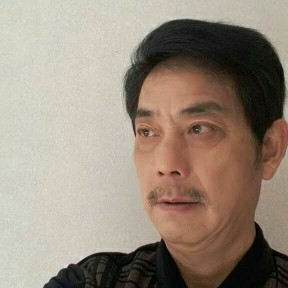 西装扯自由的照片
