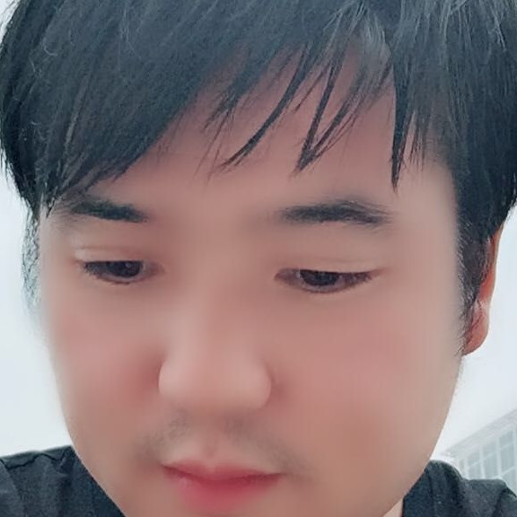 俊秀深拥爆米花的照片