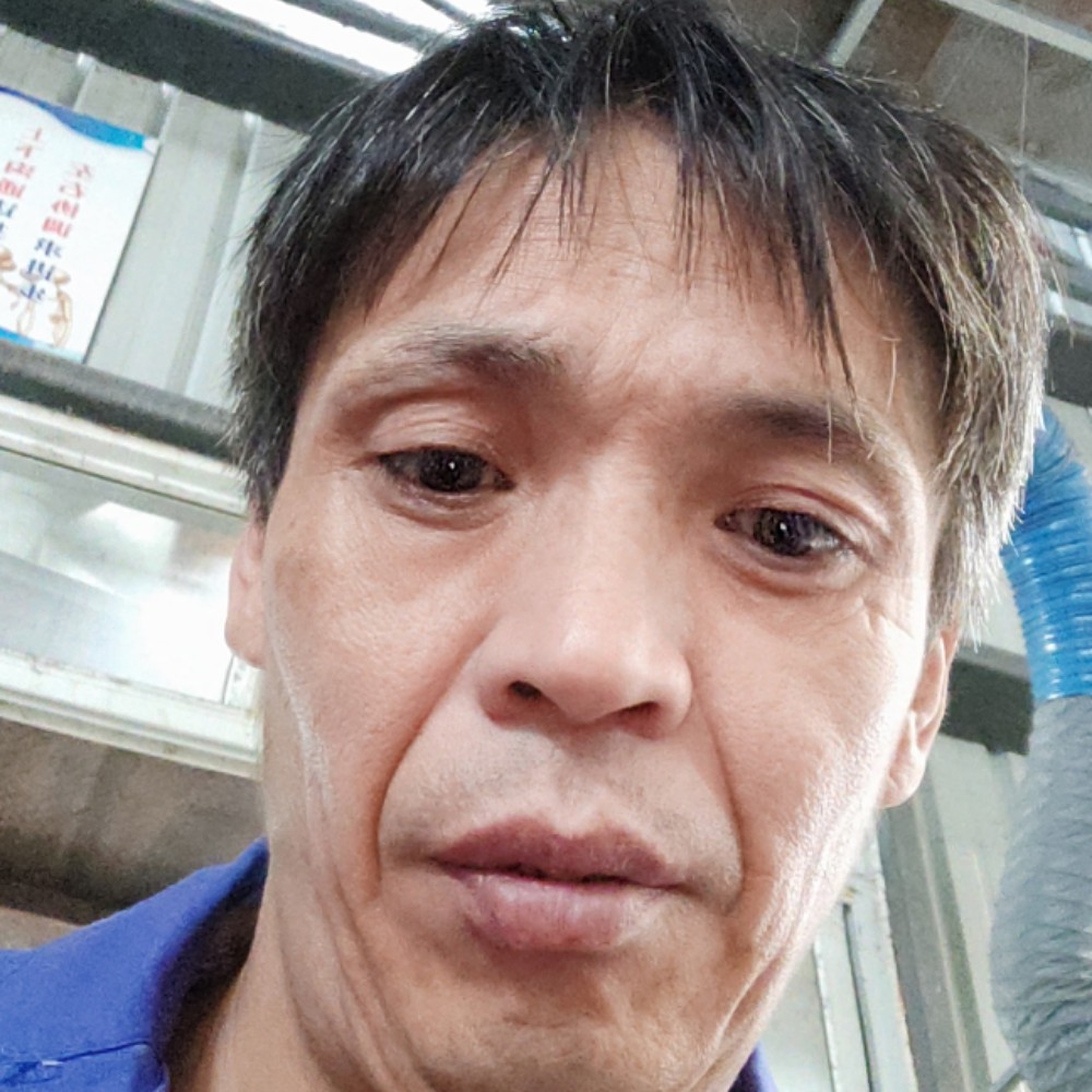 不解的停止黑裤的照片