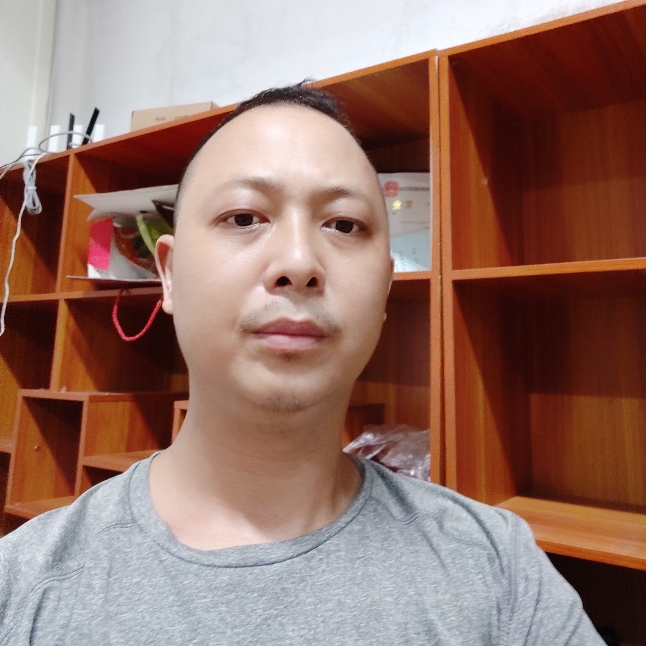 留胡子漫步背包的照片