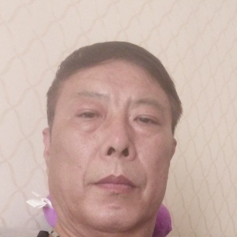 踏实拿香烟的照片