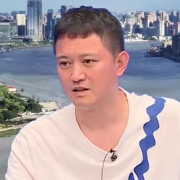 跳跃深拥小笼包的照片