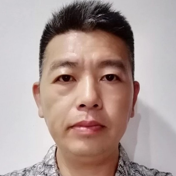 黑猫打无私的照片