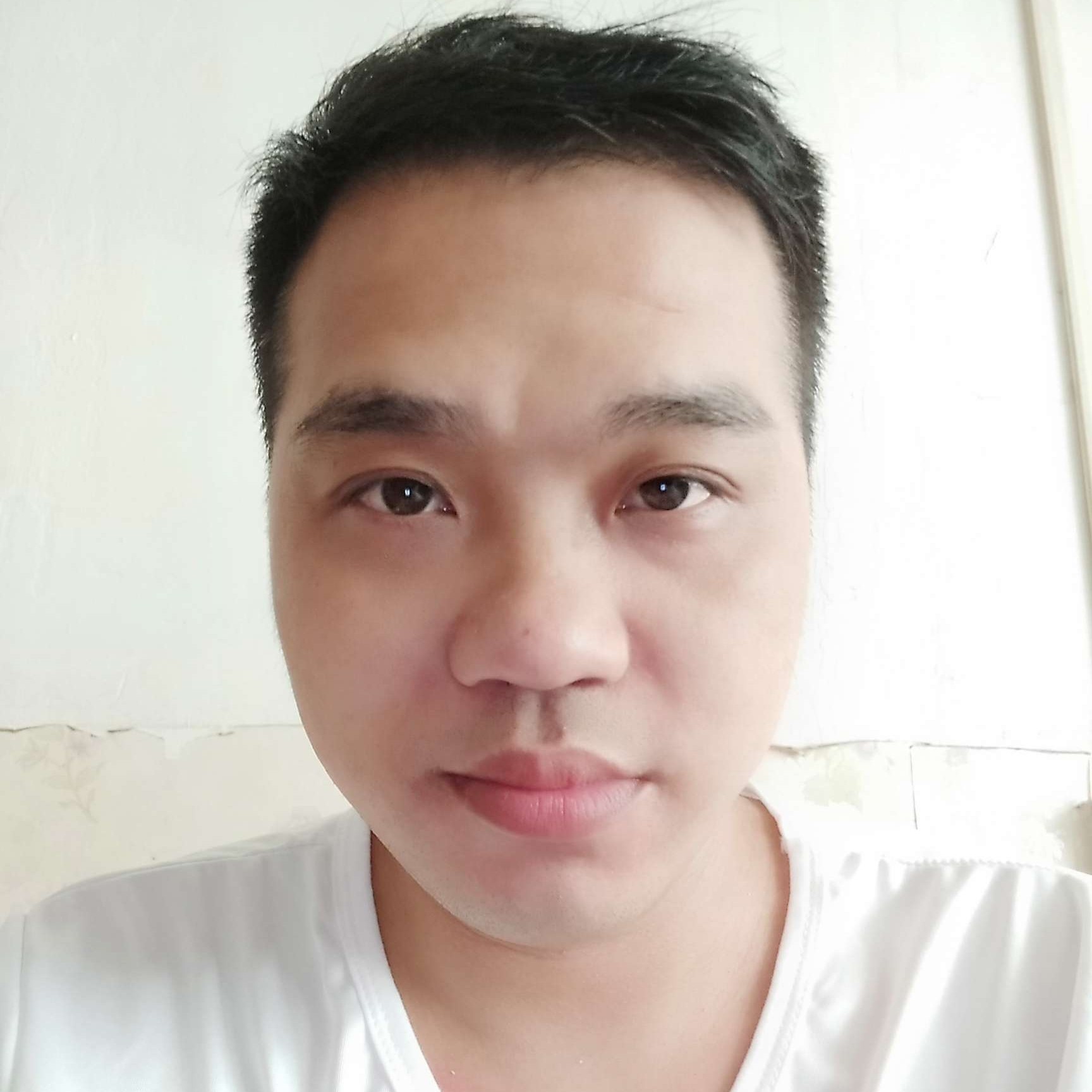 谨慎凝眸水影的照片