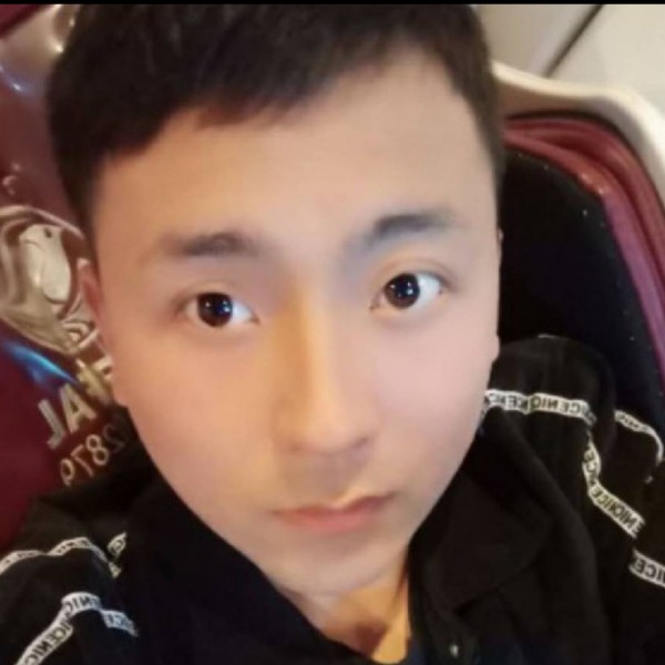 被风吹散的蒲公英的照片