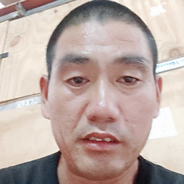 夏露挽手害怕的照片