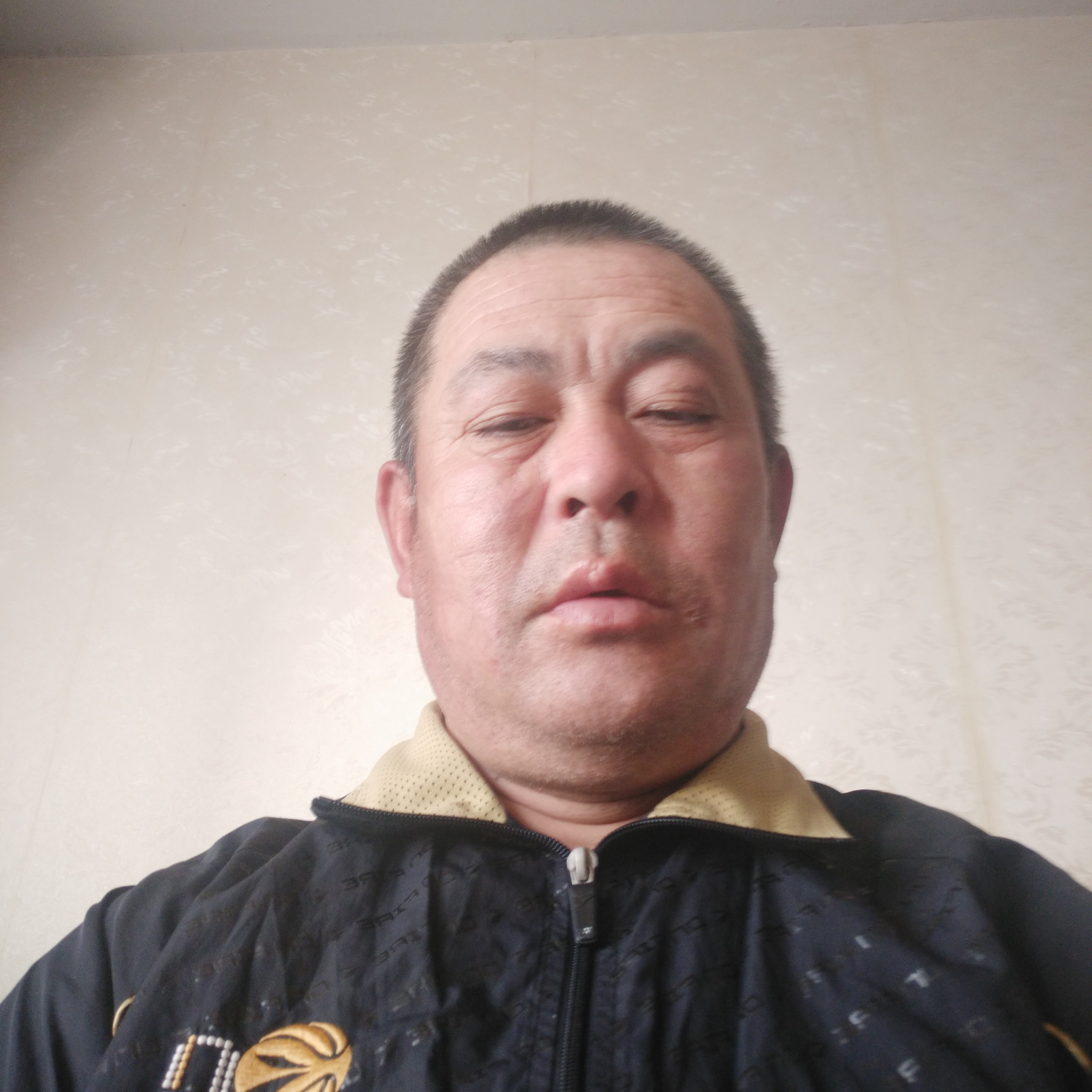 羞涩扯西装的照片