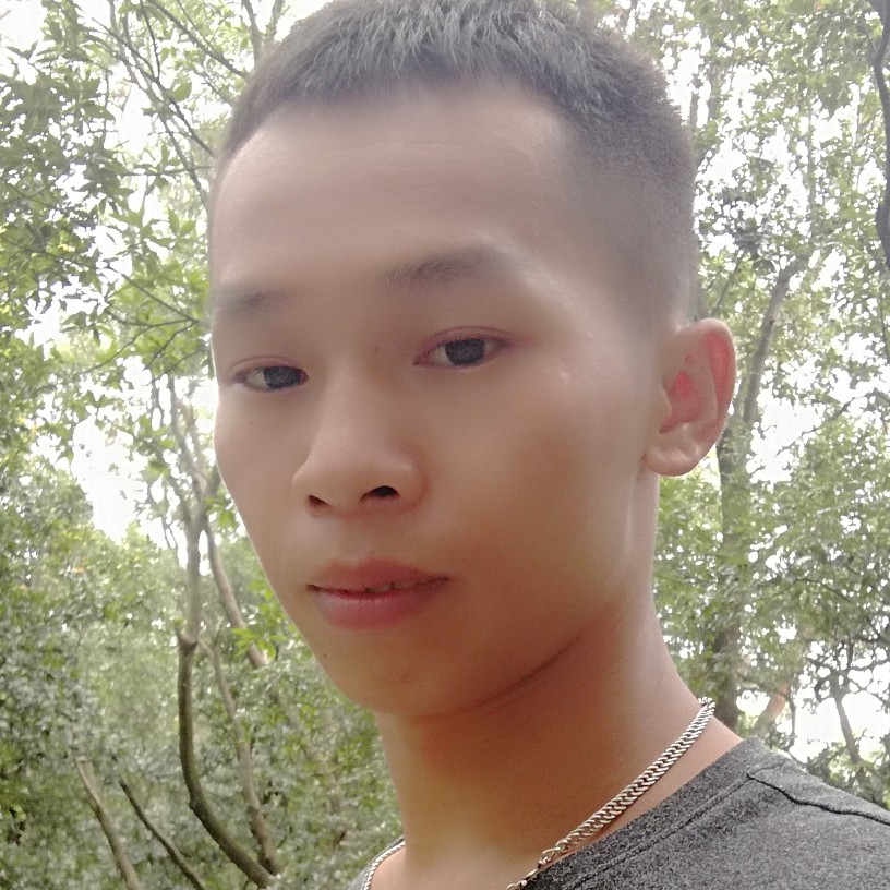 进了水的小船的照片