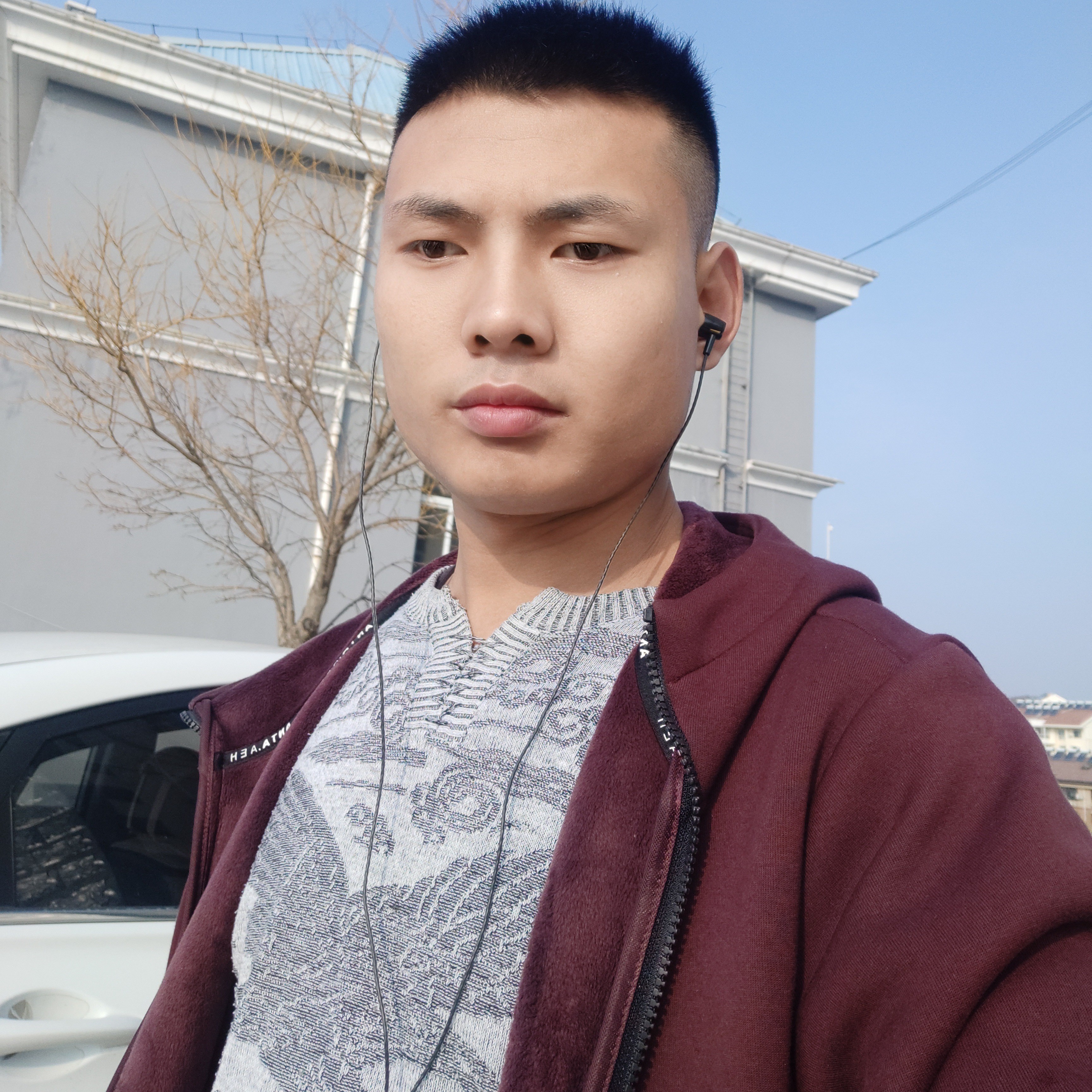 年轻漫步胡萝卜的照片