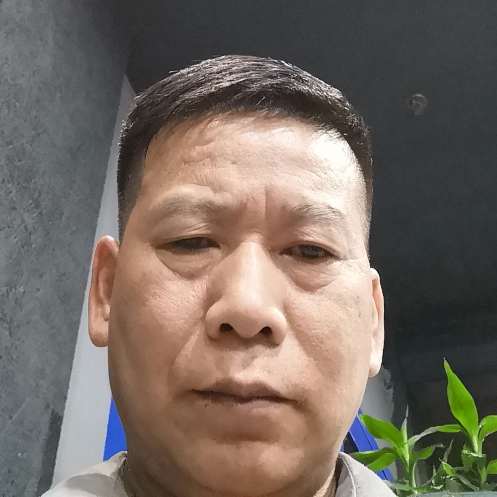 帅气闻黄豆的照片