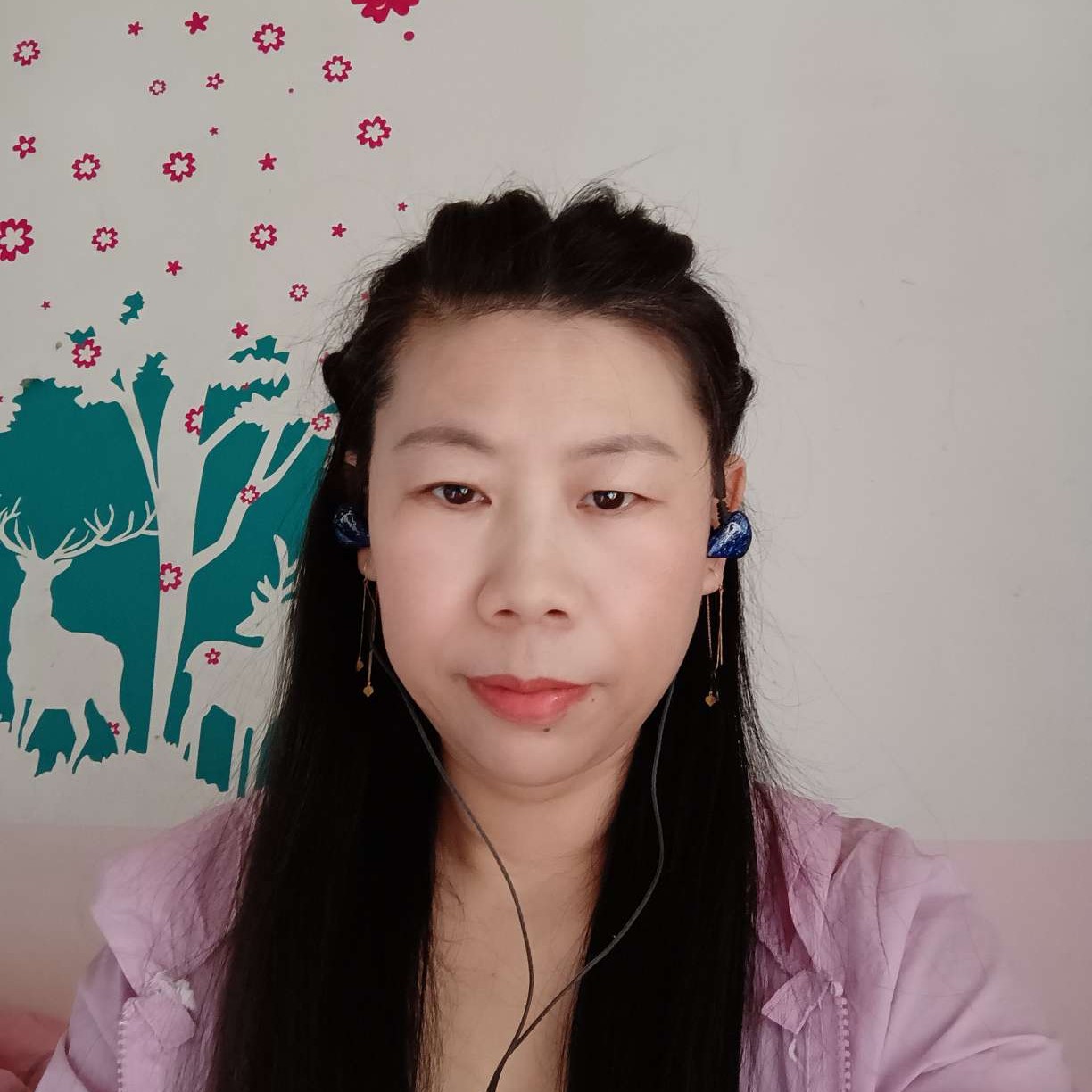 草丛凝眸忐忑的照片