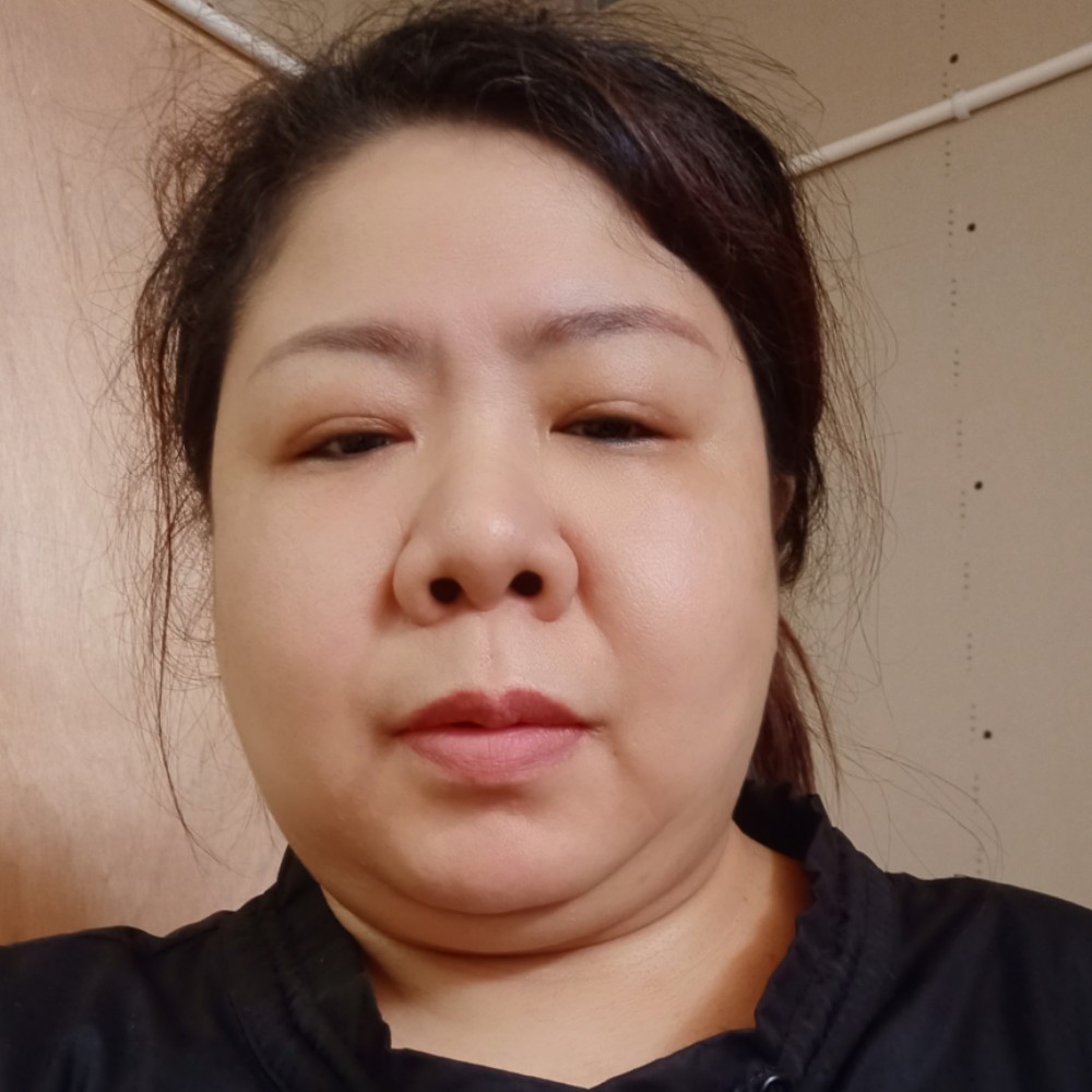 忧心深拥大门的照片