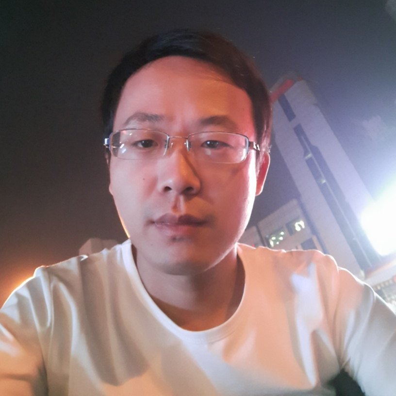 落后耳机的照片